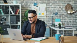 digitalizzazione delle pmi: imprenditore al computer