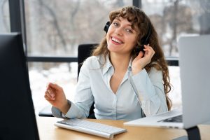 accoglienza telefonica: segretaria sorridente risponde a una telefonata