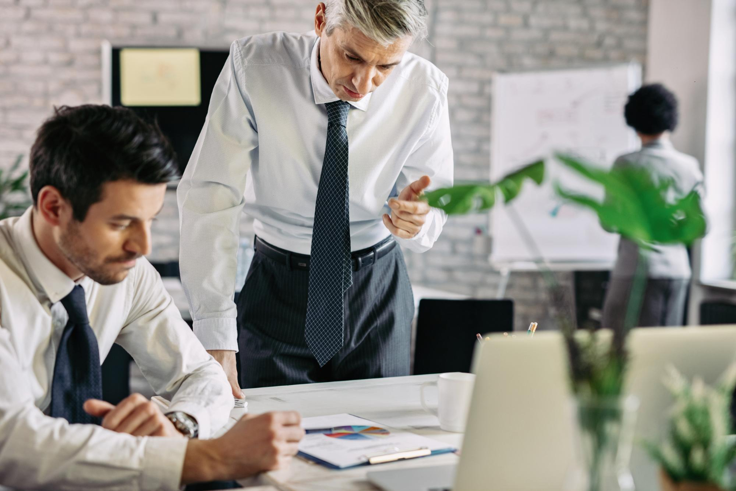 imprenditore stressato alle prese con picchi di lavoro